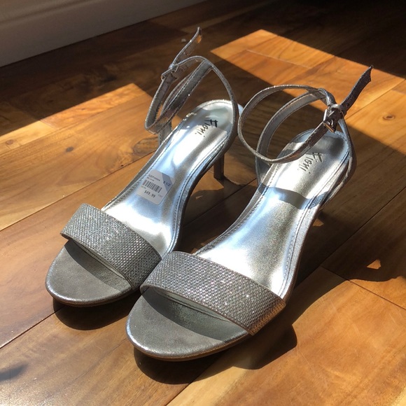 Silver Heels - Picture 1 of 2